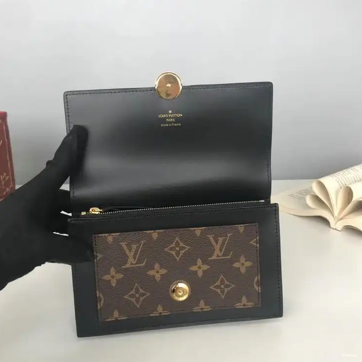 19T1L0256 LV Bags 0824
